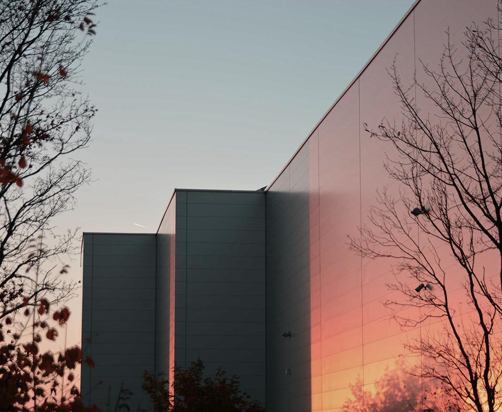 Edificio aziendale al tramonto